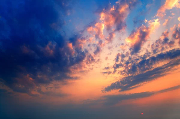 Dramático amanecer con colorido paisaje nublado —  Fotos de Stock