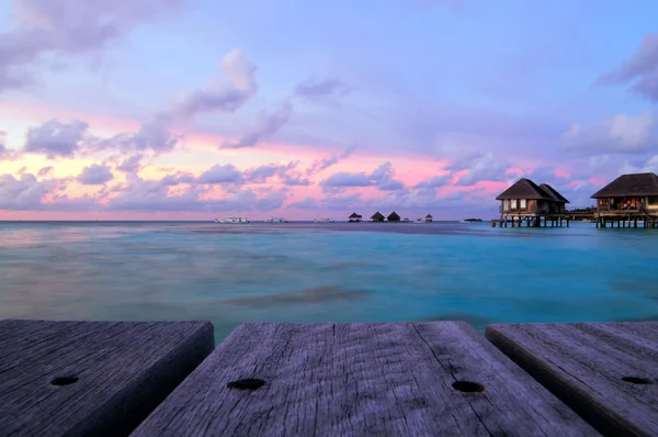 Bungalows de agua Maldivas al atardecer — Foto de Stock