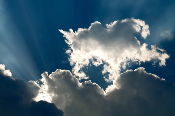 Raggio di sole attraverso la nube nera tempestosa — Foto Stock