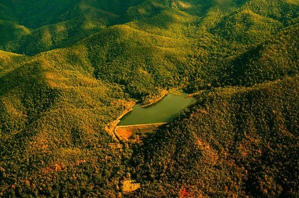 Flygfoto över sjö omgiven av vackra bergskedjan — Stockfoto