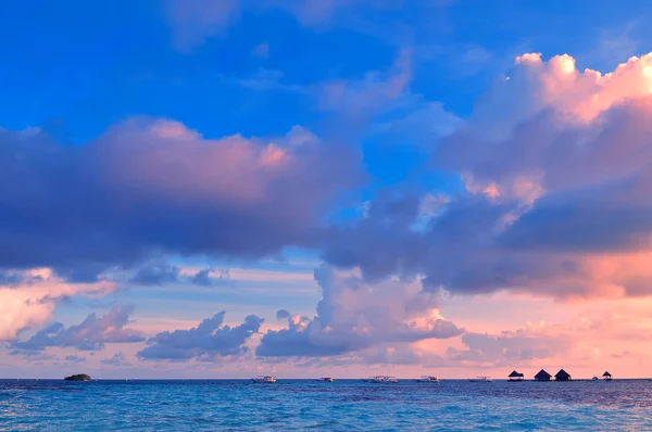 Paisaje marino tropical matutino en Maldivas — Foto de Stock