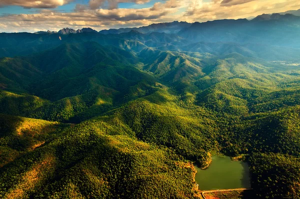 Flygfoto över vackra bergskedjan — Stockfoto