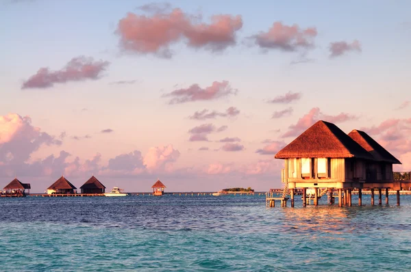 Bungalows de agua Maldivas al atardecer — Foto de Stock