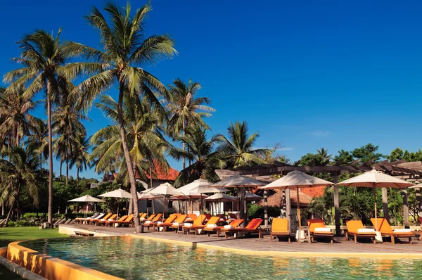 Piscina en un Tropical Resort en Hua Hin — Foto de Stock