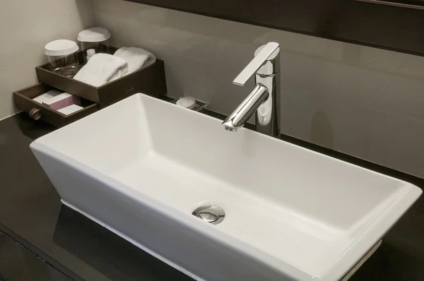 Witte keramische wash basin kranen. — Stockfoto