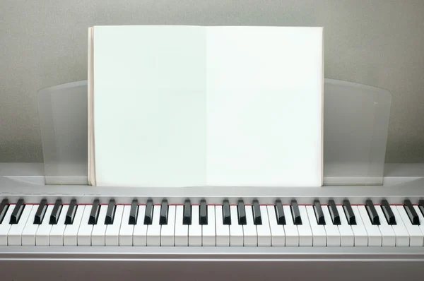 Livros de piano vagos no piano . — Fotografia de Stock