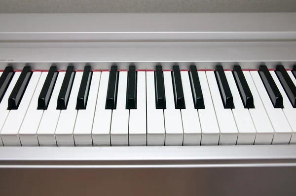 ピアノキーのクローズアップ。正面からの眺め. — ストック写真