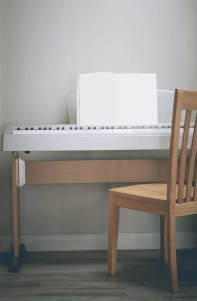 Piano fond gris Crème. Chêne en bois — Photo