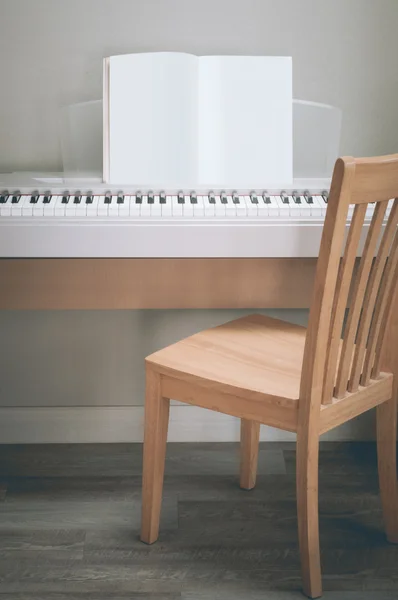 Piano fond gris Crème. Chêne en bois — Photo