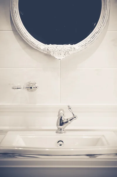 Le robinet dans le lavabo de la salle de bain — Photo