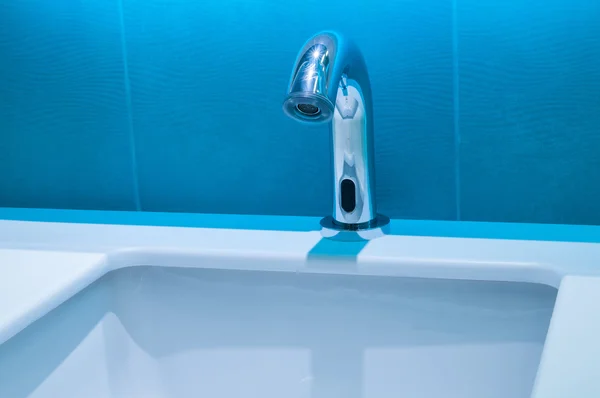 Banyo lavabo musluk — Stok fotoğraf
