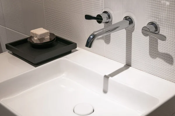 A fürdőszoba mosogató csaptelep — Stock Fotó