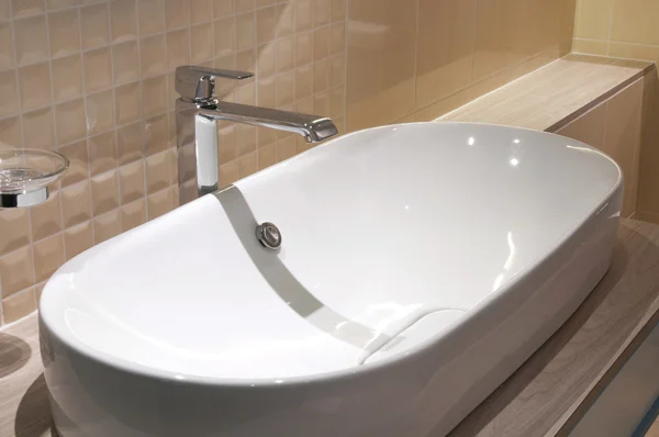 Toilettenarmaturen weiße Wandfliesen aus Keramik — Stockfoto
