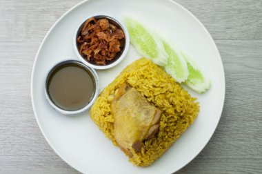 Tavuk Biryani yeşil Hint turşusu ile