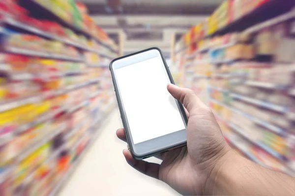 süpermarkette alışveriş yaparken cep telefonu