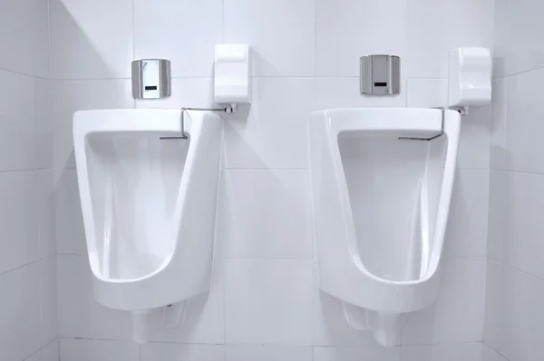 Interior de banheiro moderno com linha urinal — Fotografia de Stock