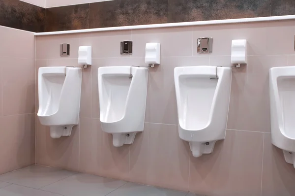 Interior del baño moderno con fila de urinario — Foto de Stock