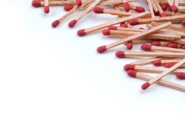 Beyaz zemin üzerine kırmızı maçlar Close-Up