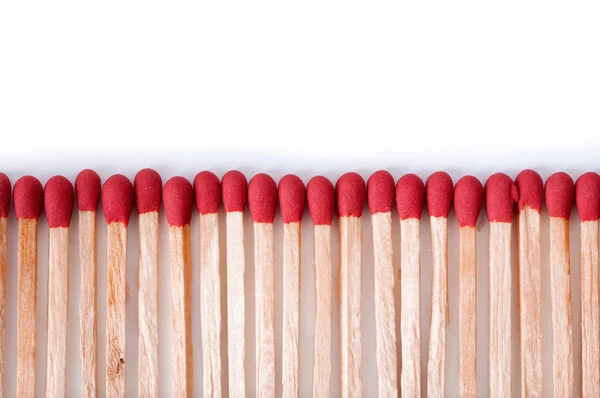 Primo piano delle partite rosse su sfondo bianco — Foto Stock