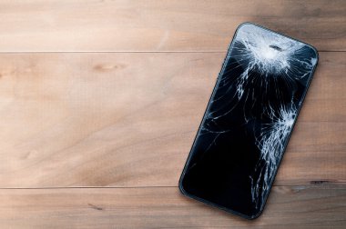 Smartphone ile kırık ekran mobil. Ahşap arka plan