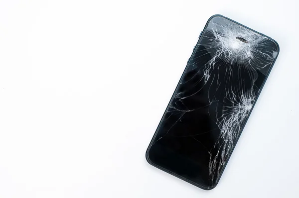 Smartphone seluler dengan layar rusak terisolasi di latar belakang putih Stok Foto