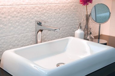 Seramik döşeme arka planı ile beyaz Lavabo Bataryası