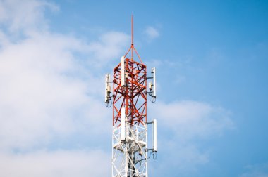 Hareket eden telefon telekomünikasyon radyo anten kulesi. Cep telefonu t