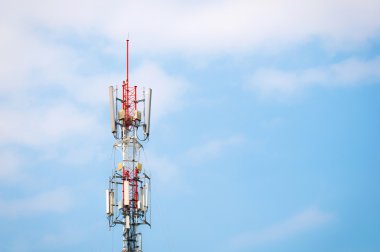 Hareket eden telefon telekomünikasyon radyo anten kulesi. Cep telefonu t