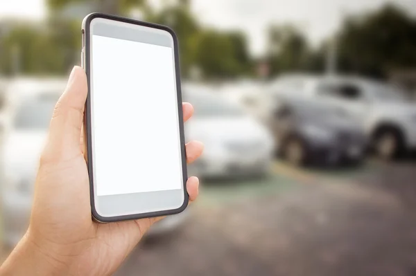 Akıllı telefon ile beyaz perde el üzerinde Park arka plan bulanık