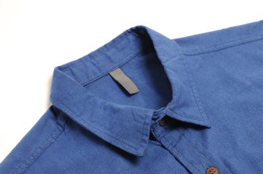 Mavi düz pamuklu gömlek beyaz arka plan