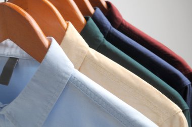 Askıda asılı gömleklerin arkaplanı