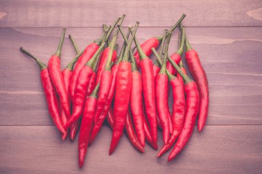 ahşap zemin üzerinde kırmızı biber biber