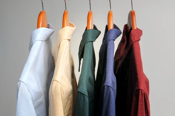 Fondo de camisas colgadas en una percha — Foto de Stock