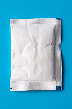 Mavi bir arka plan üzerinde beyaz şeker paketleri