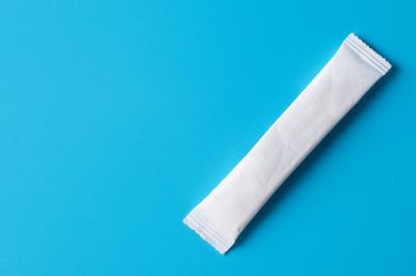 Mavi bir arka plan üzerinde beyaz şeker paketleri