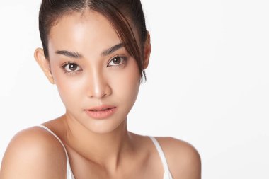Beyaz arka planda temiz tenli güzel Asyalı kadın, yüz bakımı, yüz bakımı, kozmetoloji, güzellik ve kaplıca, Asyalı kadın portresi