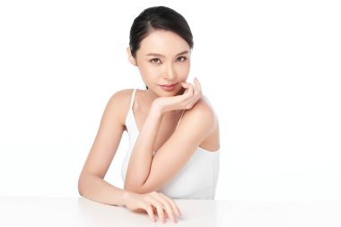 Beyaz arka planda temiz tenli güzel Asyalı kadın, yüz bakımı, yüz bakımı, kozmetoloji, güzellik ve kaplıca, Asyalı kadın portresi