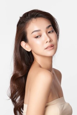 Beyaz arka planda temiz tenli güzel Asyalı kadın, yüz bakımı, yüz bakımı, kozmetoloji, güzellik ve kaplıca, Asyalı kadın portresi