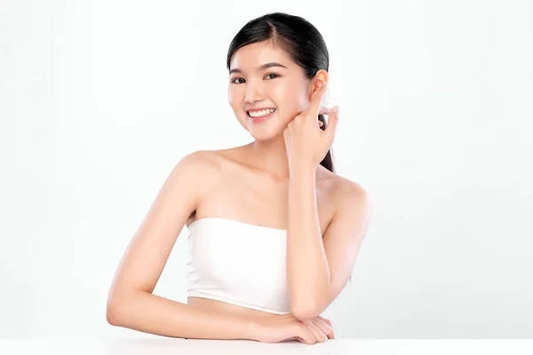 年轻美丽的亚洲女人 有着洁白的背景 脸蛋护理 面部护理 美容美发 美容美发 亚洲女性肖像 — 图库照片