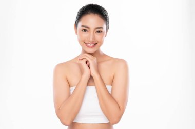 Beyaz arka planda temiz tenli güzel Asyalı kadın, yüz bakımı, yüz bakımı, kozmetoloji, güzellik ve kaplıca, Asyalı kadın portresi
