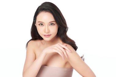 Beyaz arka planda temiz tenli güzel Asyalı kadın, yüz bakımı, yüz bakımı, kozmetoloji, güzellik ve kaplıca, Asyalı kadın portresi