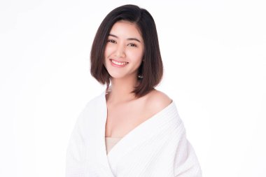 Beyaz arka planda temiz tenli güzel Asyalı kadın, yüz bakımı, yüz bakımı, kozmetoloji, güzellik ve kaplıca, Asyalı kadın portresi