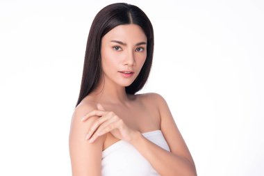 Beyaz arka planda temiz tenli güzel Asyalı kadın, yüz bakımı, yüz bakımı, kozmetoloji, güzellik ve kaplıca, Asyalı kadın portresi