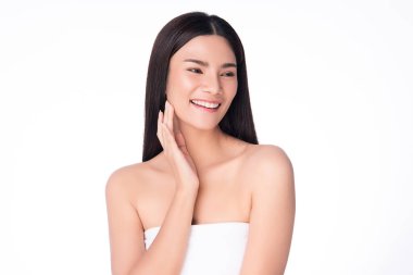 Beyaz arka planda temiz tenli güzel Asyalı kadın, yüz bakımı, yüz bakımı, kozmetoloji, güzellik ve kaplıca, Asyalı kadın portresi