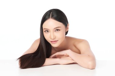 Beyaz arka planda temiz tenli güzel Asyalı kadın, yüz bakımı, yüz bakımı, kozmetoloji, güzellik ve kaplıca, Asyalı kadın portresi