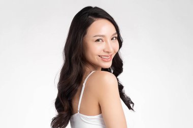 Beyaz arka planda temiz tenli güzel Asyalı kadın, yüz bakımı, yüz bakımı, kozmetoloji, güzellik ve kaplıca, Asyalı kadın portresi