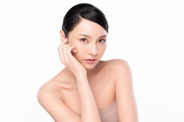 Beyaz arka planda temiz tenli güzel Asyalı kadın, yüz bakımı, yüz bakımı, kozmetoloji, güzellik ve kaplıca, Asyalı kadın portresi