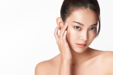 Beyaz arka planda temiz tenli güzel Asyalı kadın, yüz bakımı, yüz bakımı, kozmetoloji, güzellik ve kaplıca, Asyalı kadın portresi