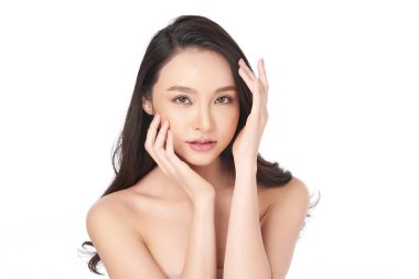 Beyaz arka planda temiz tenli güzel Asyalı kadın, yüz bakımı, yüz bakımı, kozmetoloji, güzellik ve kaplıca, Asyalı kadın portresi