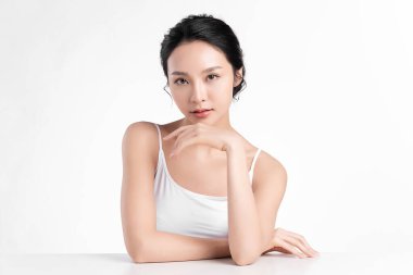 Beyaz arka planda temiz tenli güzel Asyalı kadın, yüz bakımı, yüz bakımı, kozmetoloji, güzellik ve kaplıca, Asyalı kadın portresi